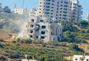 El enemigo sionista derriba viviendas e instalaciones en la ocupada Cisjordania y Jerusalén
