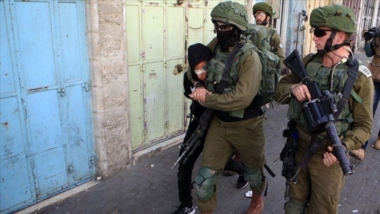 العدو الإسرائيلي يعتقل 4 فلسطينيين بينهم طفل في مناطق متفرقة من الضفة
