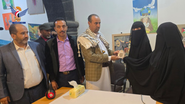 وزير الثقافة والسياحة يكرّم الفنانة التشكيلية من ذوي الاحتياجات الخاصة هبة الفقير