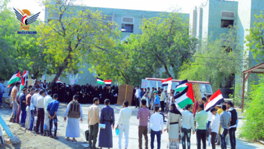 وقفة لطلاب كلية الشريعة بجامعة الحديدة تنديدا بجرائم الكيان الصهيوني