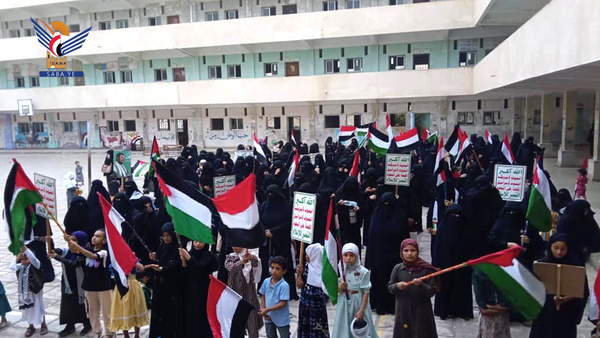 وقفة نسائية بالحديدة دعماً لغزة ورفضاً للتطبيع والخيانة