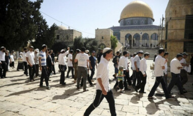 عشرات المستوطنين الصهاينة يجددون اقتحامهم لباحات المسجد الأقصى