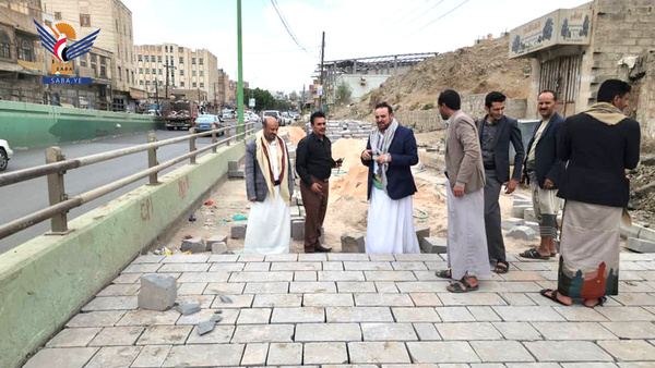 أمين العاصمة يتفقد أعمال الرصف الحجري والترميمات الاسفلتية بمديرية آزال