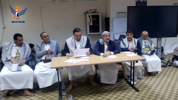Le vice-Premier ministre al-Madani préside une réunion sur l'avancement du travail de développement coopératif dans la capitale Sanaa