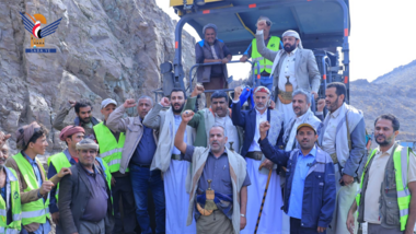 Muftah, Al-Madani et Taiman inspectent l'avancement du projet routier Bani Hushaish-Hareeb Al-Qaramish