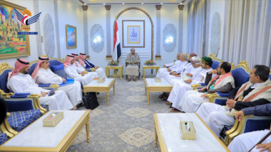 El presidente Al-Mashat recibe a las delegaciones omaní y saudíta en el Palacio Republicano de Sana'a .