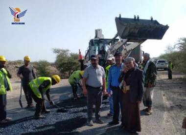 Inspezierung der Wartungs- und Asphaltarbeiten an der Straße Al Bayda-Ma'rib