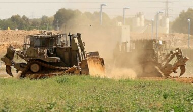 جرافات العدو تهدم منزل فلسطيني شمال القرارة في شرق خانيونس