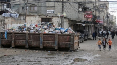 الأونروا: أطنان من النفايات تحاصر خيام النازحين وسط قطاع غزة
