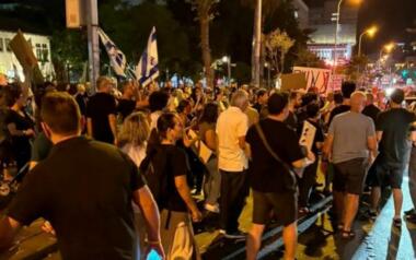 آلاف الصهاينة يتظاهرون أمام مقر الكنيست للمطالبة بإسقاط حكومة نتنياهو