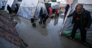 الأونروا تحذّر من تعرض مئات آلاف الفلسطينيين في غزة لخطر البرد