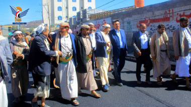 Le maire de la capitale inspecte l'avancement des travaux du projet d'asphaltage de la rue 20 dans le district de Bani Al-Harith, capitale, Sanaa