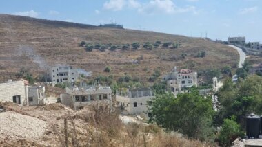 مستوطنون متطرفون يحرقون أراضي زراعية فلسطينية جنوب نابلس
