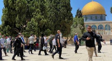 عشرات المستوطنين الصهاينة يقتحمون المسجد الأقصى