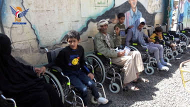 Verteilung von Rollstühlen für Menschen mit besonderen Bedürfnissen