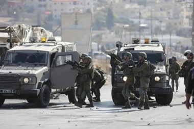 Sous la menace des armes, l'ennemi sioniste (‘israélien’) force les familles du camp de Tulkarem à évacuer leurs maisons