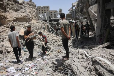  استشهاد ثمانية فلسطينيين في قصف استهدف تجمعًا أمام مدرسة بالنصيرات