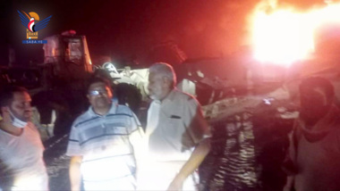El gobernador de Hodeidah elogia los esfuerzos de los equipos de defensa civil para extinguir el incendio en los tanques de petróleo