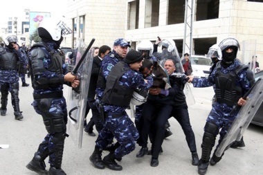 إدانات واسعة لانتهاكات خطيرة يتعرض لها الصحفيون بسجون السلطة