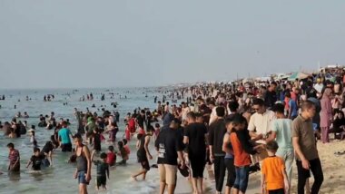 أهل غزة يفرون من نار الحرب والحر إلى البحر رغم أنف العدو الصهيوني