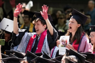طلبة ينسحبون من حفل تخرجهم بجامعة ييل الأمريكية دعما للفلسطينيين