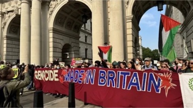 Manifestantes rodean el edificio del Foreign Office británico para protestar por la exportación de armas a la entidad sionista