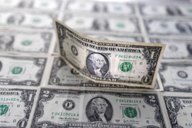 Dollar declines against major currencies
