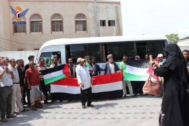 وقفة لكوادر مستشفى دار السلام بالحديدة تنديدا بجريمة مستشفى المعمداني في غزة