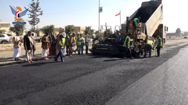 Les travaux du projet d'asphaltage de la rue Al-Shaheed (Martyr) Al-Samad à Amran inaugurés