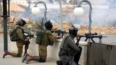 إصابة طفل فلسطيني برصاص قوات العدو واعتقال شاب في الخليل