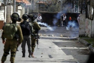 إصابة عدد من المواطنين الفلسطينيين بالاختناق قرب بلدة الرام