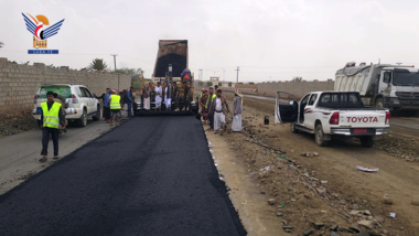 محافظ صعدة يتفقد سير العمل في شق وسفلتة شارع بالمدينة