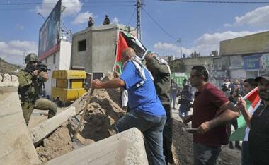 إصابة فلسطيني باعتداء جنود العدو في العوجا