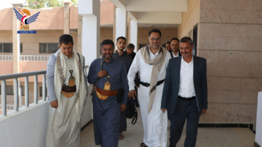 Gouverneur von Dhamar und der Zollchef inspizieren den Bildungsprozess an der Al-Thulaia-Modellschule