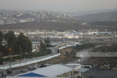 إصابة عدد من الفلسطينيين إثر اعتداء قوات العدو عليهم قرب سجن 