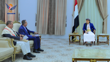 Le Président Al-Mashat rencontre le chef du comité principal pour la préservation des terrains et des campus des aéroports de Sanaa et Taiz