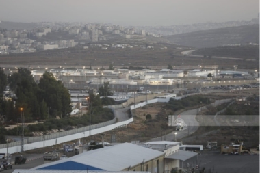 اصابة ثلاثة فلسطينيين قرب سجن 