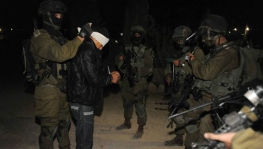 العدو الصهيوني يعتقل 18 فلسطينيًا في الضفة الغربية المحتلة