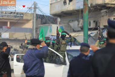 مقاومو القسام بغزة يوجهون التحية لجنين خلال تسليم الأسيرات الصهيونيات