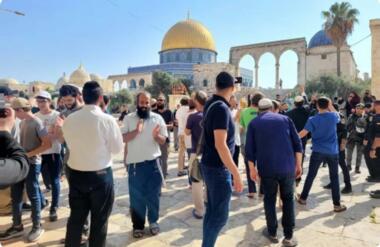 Einfälle des zionistischen Feindes in die Al-Aqsa-Moschee: anhaltende Judaisierungsversuche mit dem Ziel, vollendete Tatsachen zu schaffen