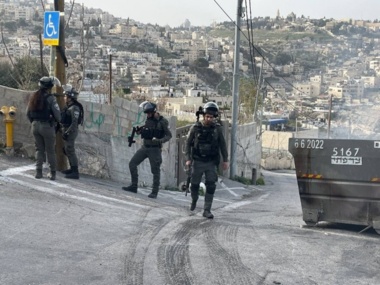 العدو يحتجز صحفي فلسطيني قرب طولكرم وينصب حاجزين شرق قلقيلية