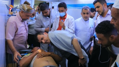  وزير الصحة يتفقد جرحى العدوان الإسرائيلي في مستشفى الثورة بالحديدة 