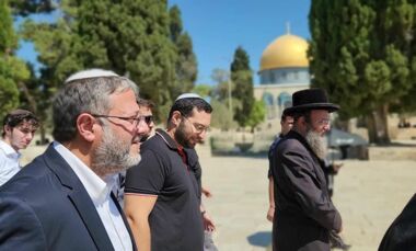 Provocando los sentimientos de los musulmanes... Manadas de sionistas intensifican sus incursiones en la Mezquita Bendita de Al-Aqsa