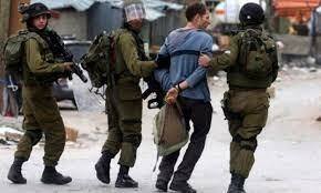 العدو الصهيوني يعتقل مواطنا فلسطينيا  ويستولي على حفارين في الخليل