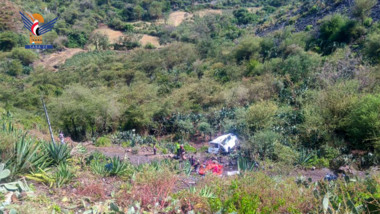 إب.. وفاة ثلاثة أشخاص وإصابة 11 في حادث انقلاب باص في نقيل سمارة