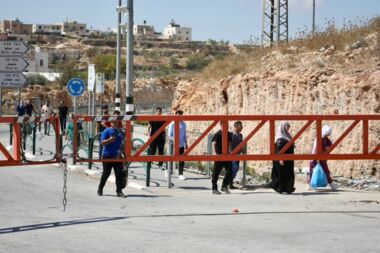 العدو الصهيوني يعيق حركة الفلسطينيين غرب بيت لحم ويقتحم بلدة جبل المكبر
