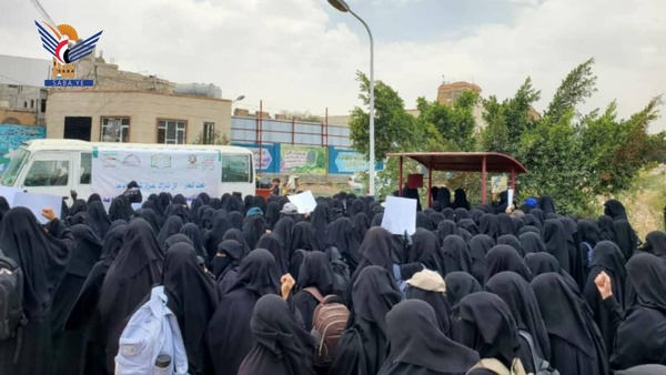 وقفة بأكاديمية القرآن الكريم للطالبات بأمانة العاصمة تنديداً باستمرار جريمة تجويع أهل غزة