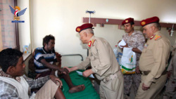 قيادات عسكرية تزور الجرحى في مستشفى الثورة وعدد من المجمعات الطبية بأمانة العاصمة