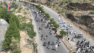 Volksparade und ein Manöver der Absolventen der Al-Aqsa-Flutkurse in Najrah, Hadscha