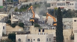 العدو يحتجز اربع فلسطينيات شرق الخليل ويهدم أجزاءً من منزل ومكتبين بالقدس 